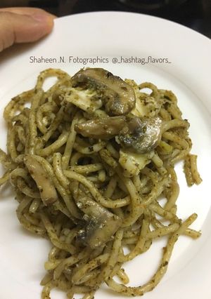 A picture of Pesto Spaghetti with mushrooms.