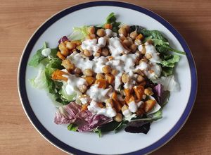 Foto principal de Ensalada de garbanzos con boniato y salsa de yogurt