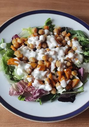 Foto principal de Ensalada de garbanzos con boniato y salsa de yogurt