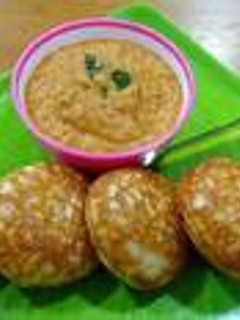 கொல்லிமலை ஸ்பெஷல் (சின்ன வெங்காய சட்னி) குழிப்பணியாரம் chinna Vengaya Chutni Recipe in Tamil) செய்முறை முக்கிய புகைப்படம்