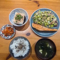 A picture of Edamame and more salad 🥗.