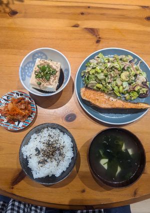A picture of Edamame and more salad 🥗.