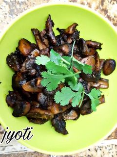 मशरुम की सूखी सब्ज़ी (mushroom ki sookhi sabzi recipe in hindi) रेसिपी मुख्य फोटो