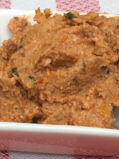 Una foto de Paté de tomate y albahaca