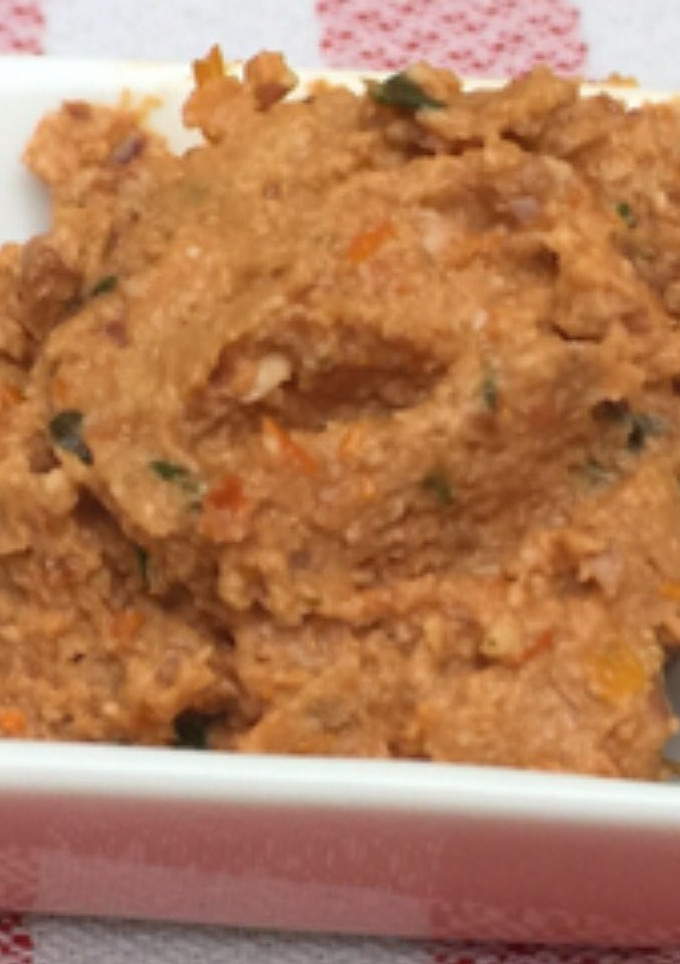 Una foto de Paté de tomate y albahaca