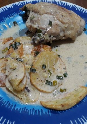 Una foto de Pollo a la crema y verdeo con papas