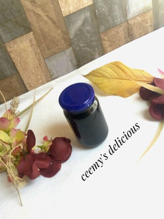 A picture of Curacao syrup.