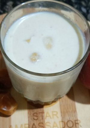A picture of Apple and Date Shake.