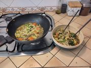 Una foto de udon sopa