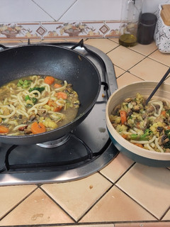 Una foto de Sopa de fideus Udon amb verdures