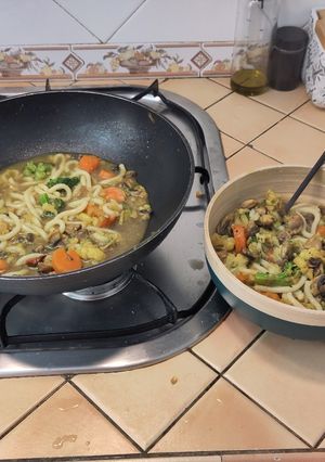 Una foto de Sopa de fideus Udon amb verdures