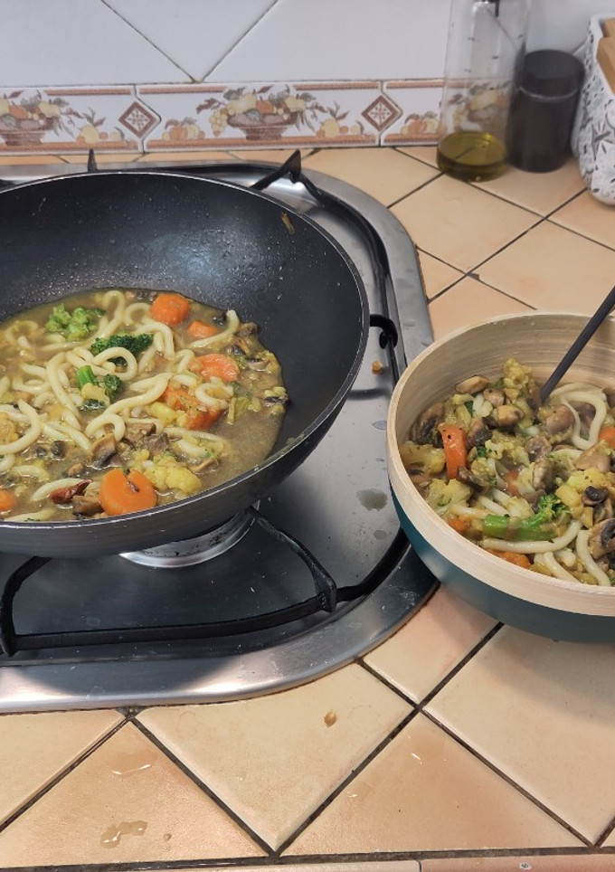 Una foto de Sopa de fideus Udon amb verdures
