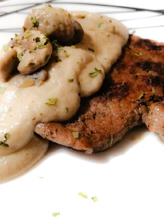 Una foto de Solomillo de ternera con salsa boletus