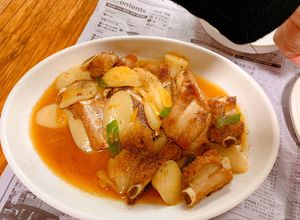 Hình của món Sườn heo rim mắm tỏi bánh gạo hàn quốc.