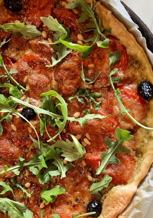 Une photo de Tarte tomate pesto mozzarella
