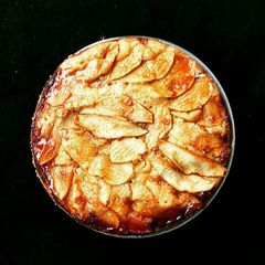 A picture of Apple cinnamon cake.