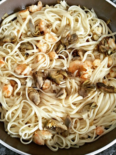 Una foto de Tallarines con alcachofas y gambas