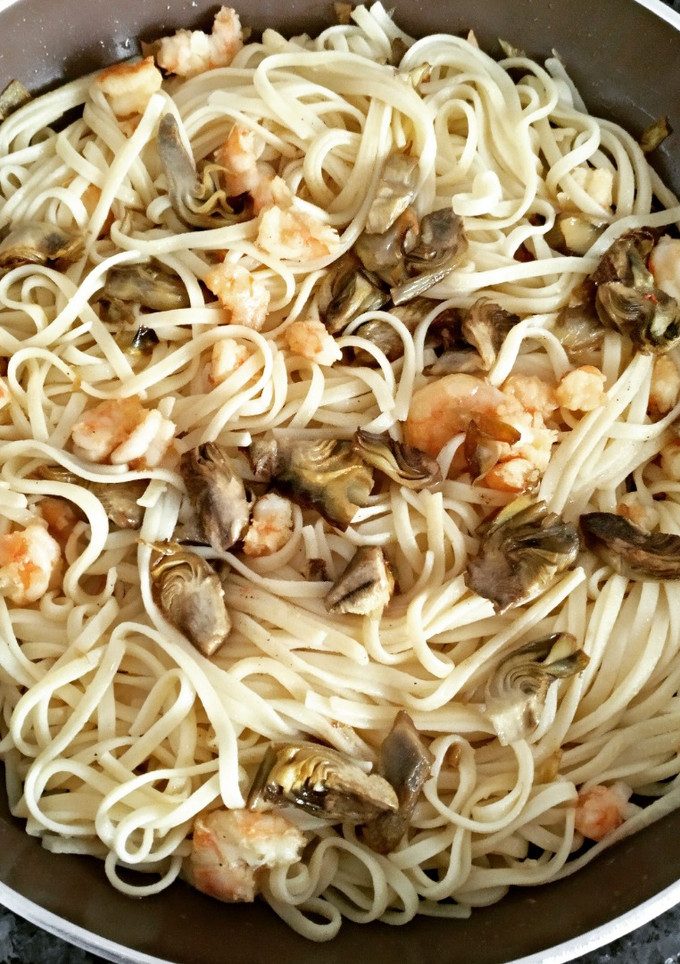 Una foto de Tallarines con alcachofas y gambas