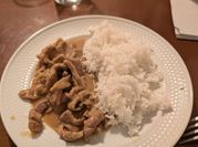Una foto di riso basmati con maiale