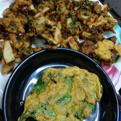Spinach aloo pakoda A picture of Spinach aloo pakoda.