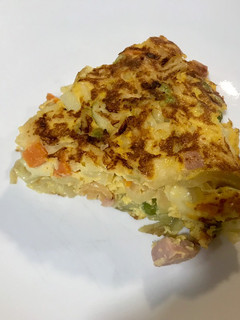 Una foto de Tortilla con pastas, jamón y queso