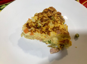 Una foto de Tortilla con pastas, jamón y queso