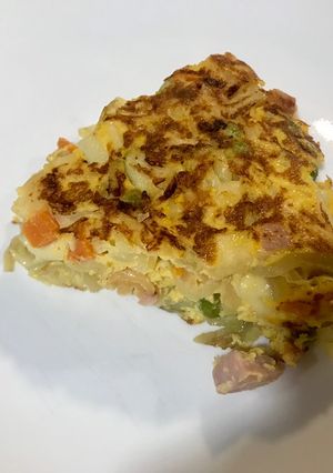 Una foto de Tortilla con pastas, jamón y queso
