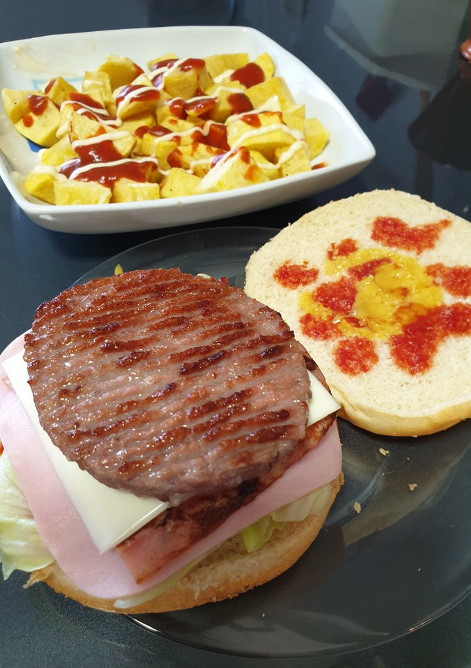 Una foto de Hamburguesa con patatas bravas