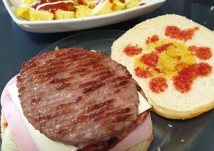 Hamburguesa con patatas bravas