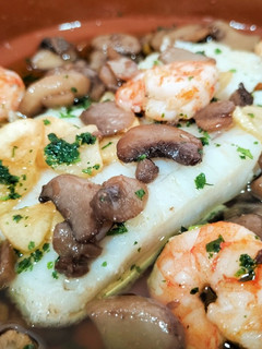 Una foto de Bacalao con champiñón y langostinos al ajillo