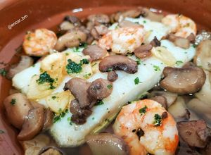 Una foto de Bacalao con champiñón y langostinos al ajillo
