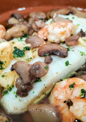 Una foto de Bacalao con champiñón y langostinos al ajillo