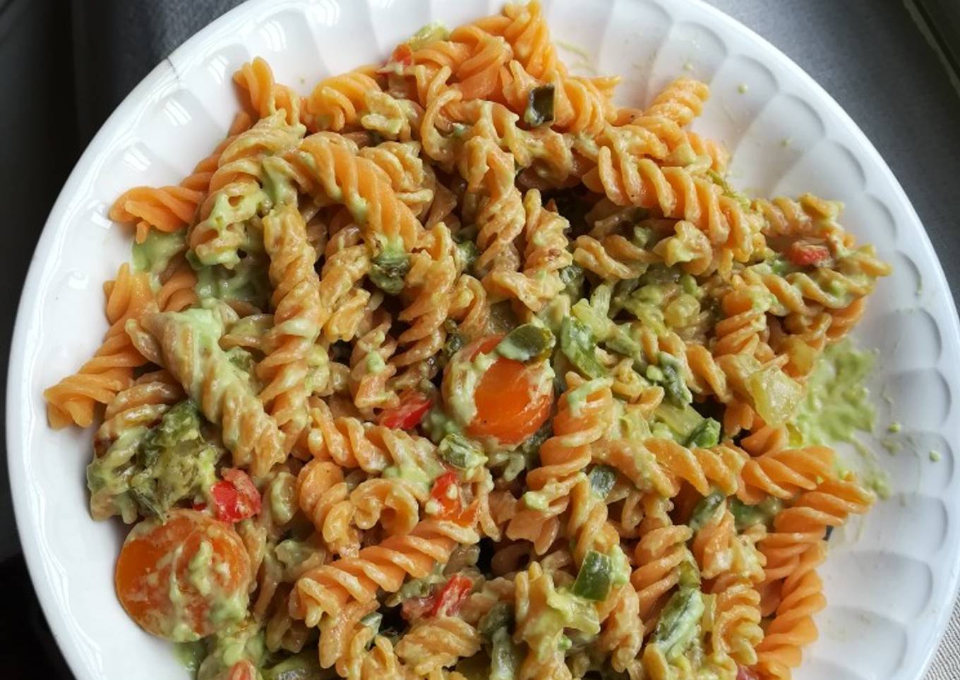 Hélices de lenteja con verdura y salsa de aguacate sin lactosa