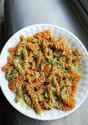 Una foto de Hélices de lenteja con verdura y salsa de aguacate sin lactosa