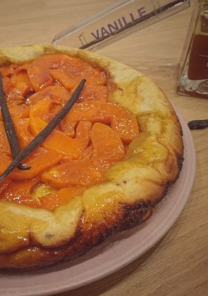 Une photo de TARTE TATIN À LA Butternut, SIROP DE CURCUMA, VANILLE et tonka
