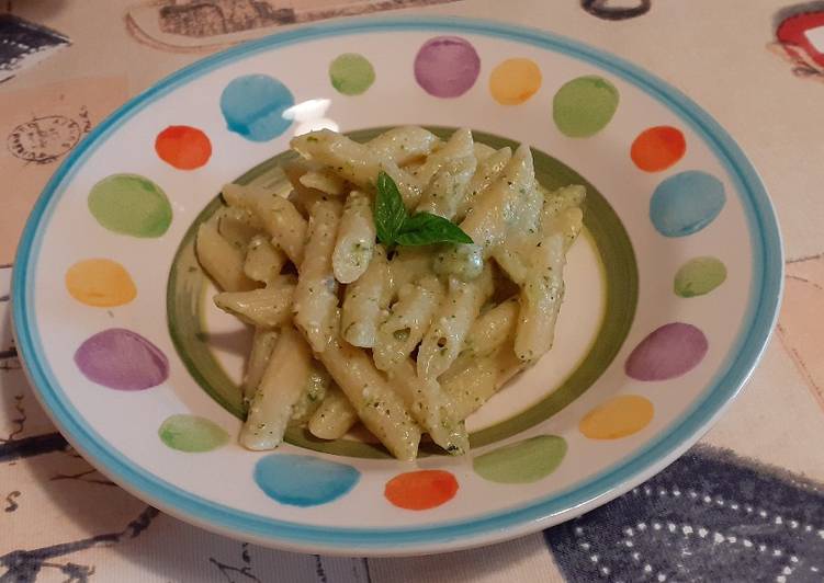 Pennette con pesto di zucchine e anacardi