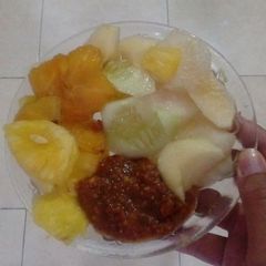 A picture of Rujak (Indonesian Fruit Salad with peanut sauce).