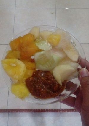A picture of Rujak (Indonesian Fruit Salad with peanut sauce).