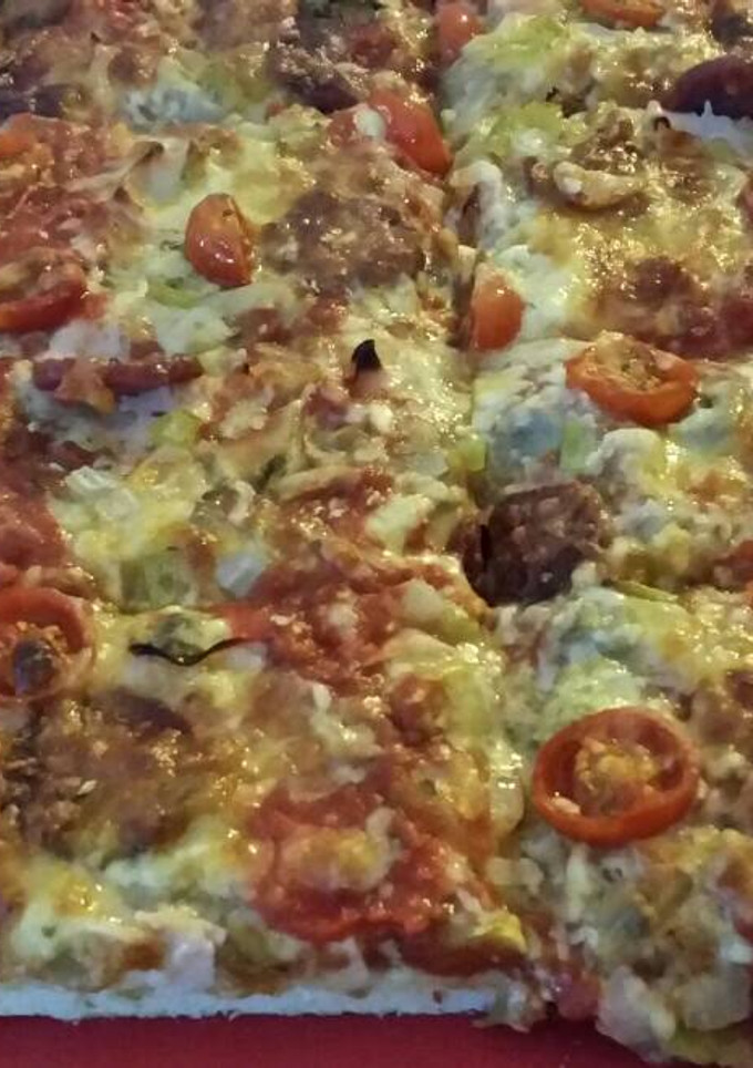 Una foto de Pizza con salchichón, queso azul y champis (panificadora Moulinex)