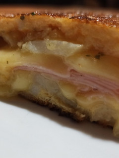Una foto de Tortilla de papa rellena de jamón y muzzarella