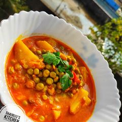 A picture of Aloo Matar.