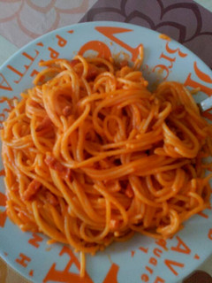 Una foto de Pasta con bacon y salsa de nata y tomate