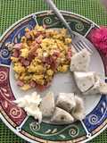 Huevos revueltos con bollo de maíz