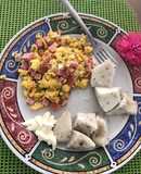 Huevos revueltos con bollo de maíz