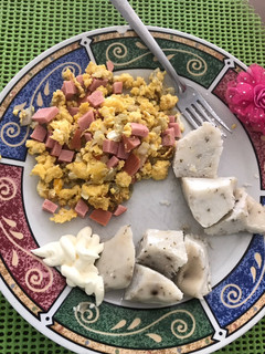 Una foto de Huevos revueltos con bollo de maíz