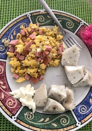 Una foto de Huevos revueltos con bollo de maíz