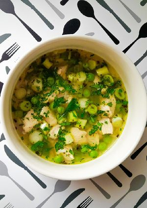 Pikáns rizses csirkeleves chilivel és zöldcitrommal 👌 recept fotója