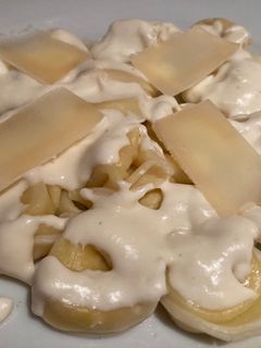 Una foto de Tortellinis de queso con salsa de parmesano