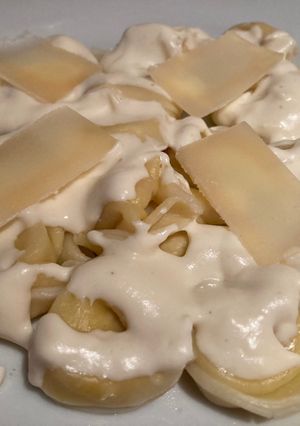 Una foto de Tortellinis de queso con salsa de parmesano