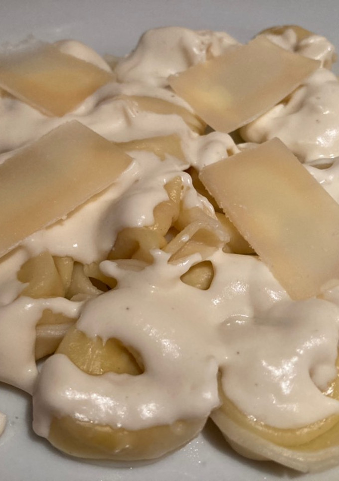 Una foto de Tortellinis de queso con salsa de parmesano